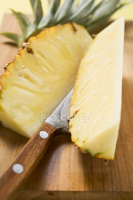 Compensées d'ananas avec couteau — Photo de stock