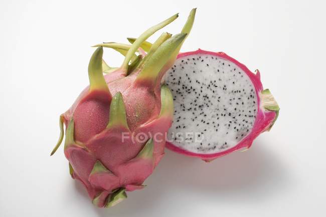 Frische halbierte rosa Pitahaya — Stockfoto