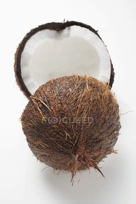 Frische halbierte Kokosnuss — Stockfoto