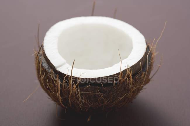 Die Hälfte der frischen Kokosnuss — Stockfoto