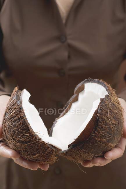 Frau hält Kokosnuss in der Hand — Stockfoto
