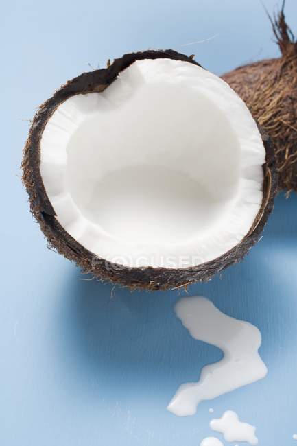 La mitad de coco con leche - foto de stock