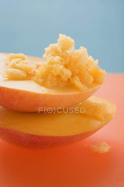 Moitié de mangue fraîche avec crème glacée — Photo de stock