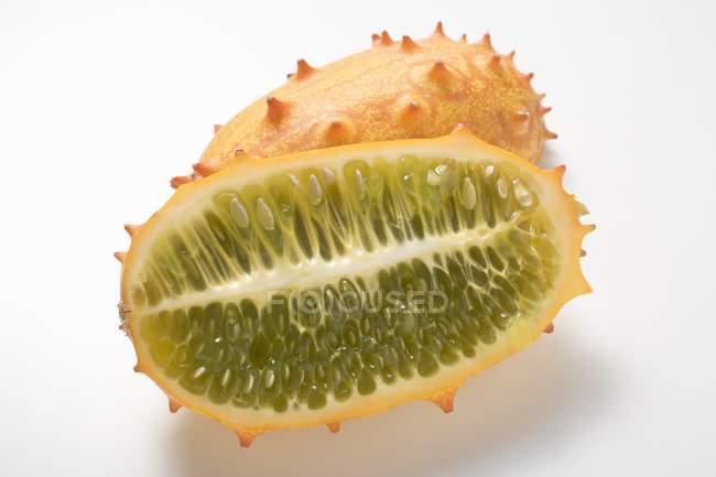 Halbierte saftige Kiwano-Melone — Stockfoto