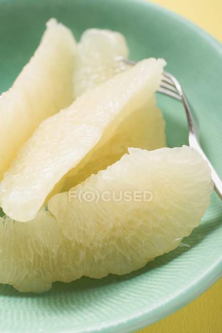 Grapefruit segments on plate — Stock Photo