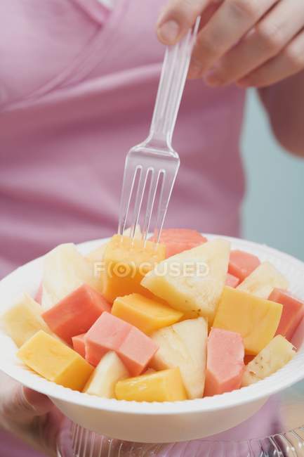 Mujer comiendo con tenedor - foto de stock