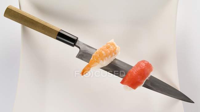 Gambas y salmón nigiri - foto de stock
