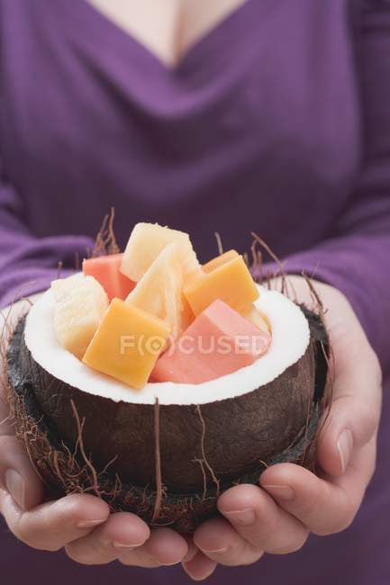 Mulher segurando coco — Fotografia de Stock