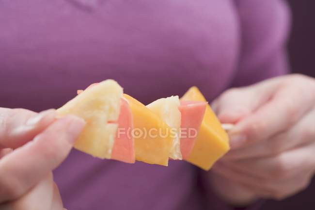 Mujer sosteniendo frutas exóticas - foto de stock