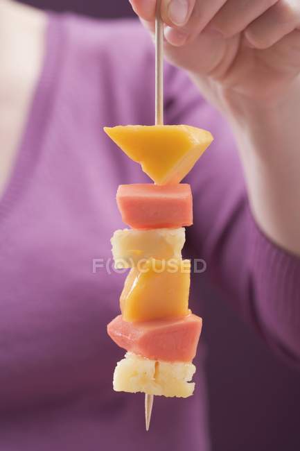 Frau mit exotischen Früchten — Stockfoto