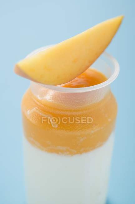 Yogurt al mango con mango — Foto stock