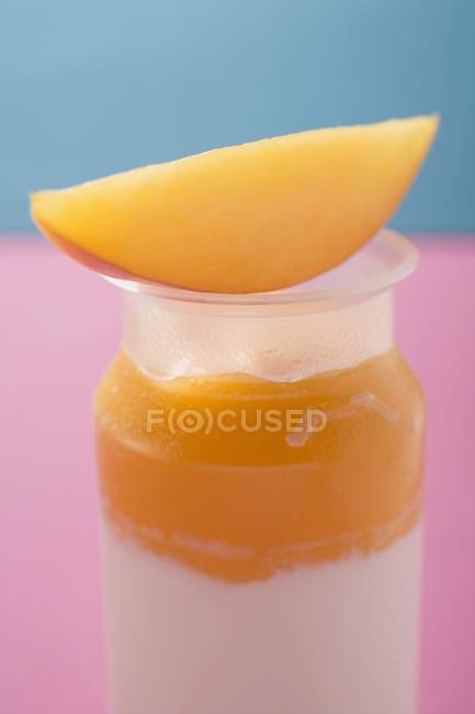 Yogurt al mango con mango — Foto stock