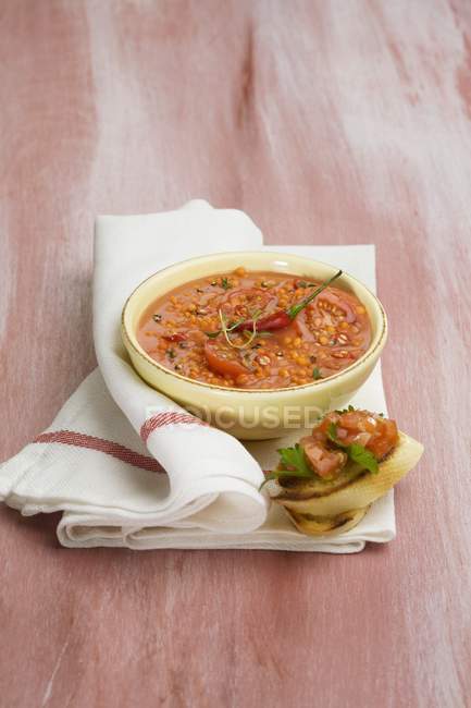 Minestra di lenticchie peperoncino con bruscetta — Foto stock