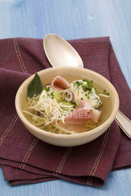 Nahaufnahme der Salzburger Räuchersuppe mit Meerrettich und Schnittlauch-Gnocchi — Stockfoto