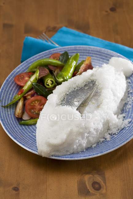 Peixe com crosta de sal — Fotografia de Stock