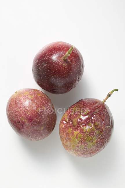 Drei violette Passionsfrüchte — Stockfoto