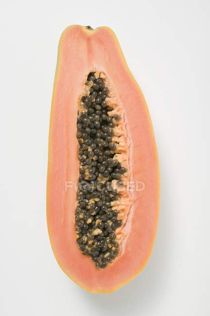 Половина свіжої папайї — стокове фото