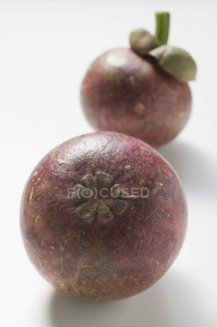Свежие спелые мангостины — стоковое фото