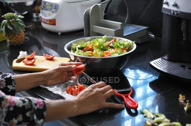 Salat wird zubereitet — Stockfoto