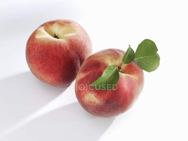 Zwei weißfleischige Pfirsiche — Stockfoto