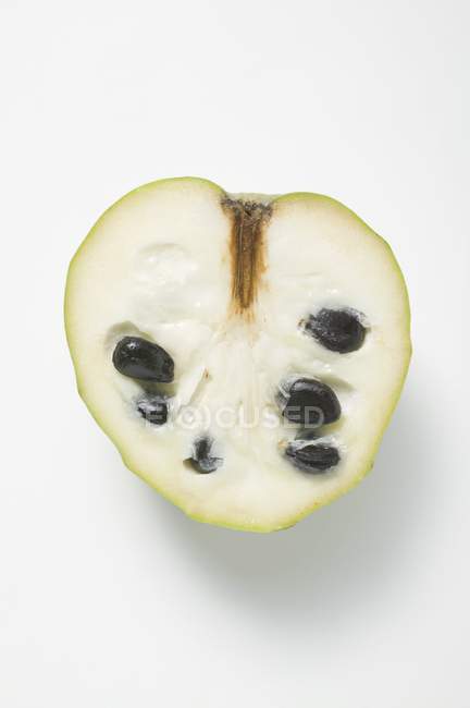 Die Hälfte der frischen Cherimoya-Früchte — Stockfoto