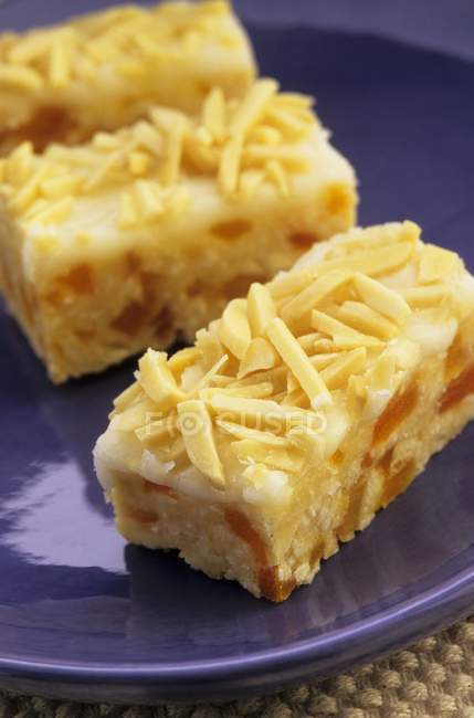 Vista close-up de fatias de torta de damasco com amêndoas cortadas — Fotografia de Stock
