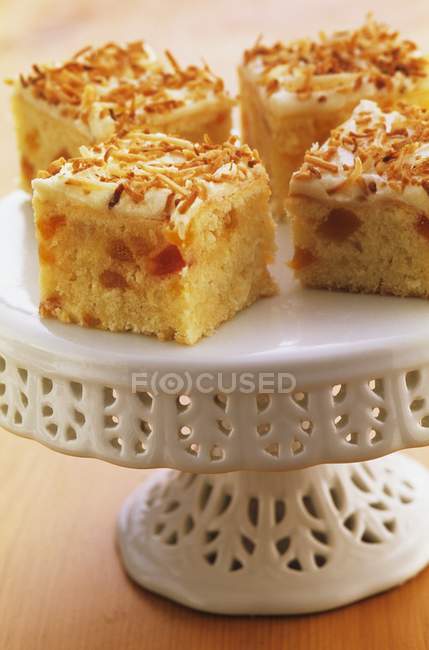 Tranches de gâteau à l'abricot et à la noix de coco — Photo de stock