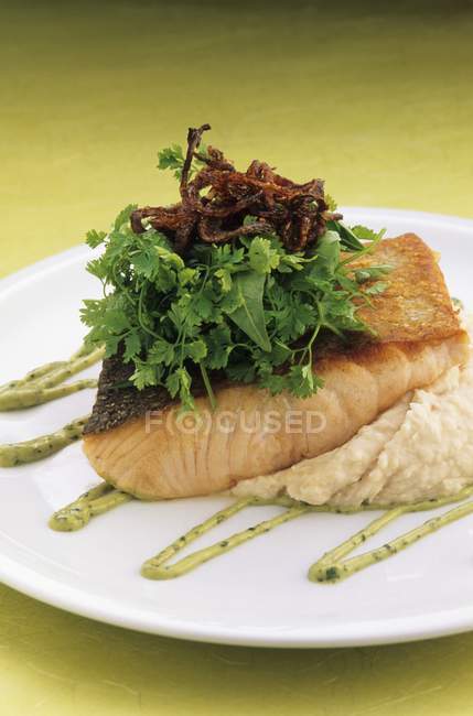 Filetto di salmone su purea con erbe fresche — Foto stock