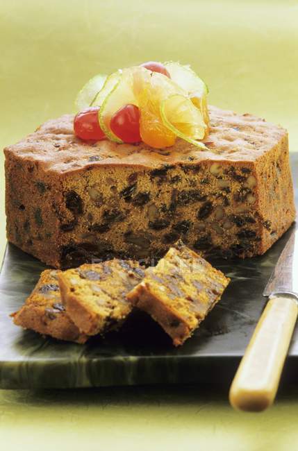 Gâteau au gingembre avec raisins secs — Photo de stock
