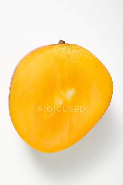 Halb frische reife Mango — Stockfoto