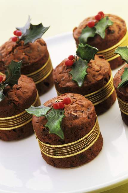 Schokoladenkuchen mit Marzipan-Stechpalme — Stockfoto