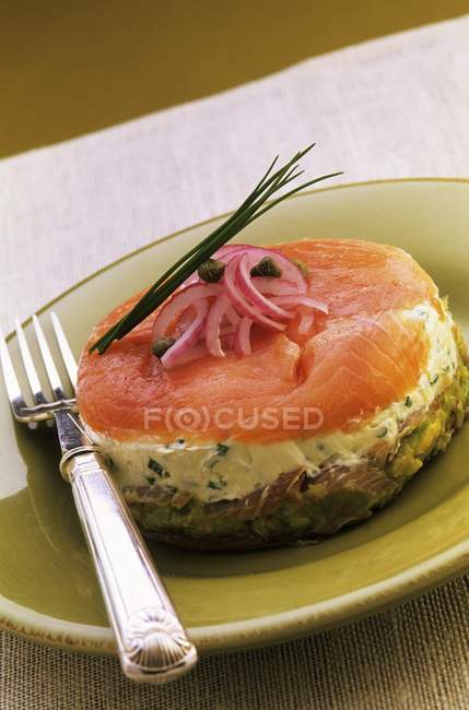 Открытый сэндвич с маслом и лососем — стоковое фото
