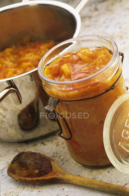 Tomate e cebola saborear em um pote de conserva e uma panela — Fotografia de Stock