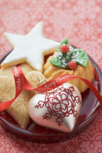 Різдвяне печиво на тарілці — стокове фото