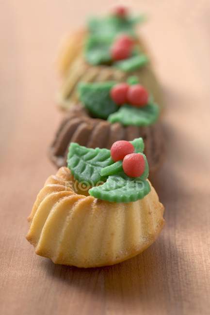 Ring cakes with marzipan leaves — Stock Photo