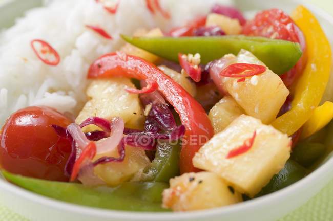 Verdure fritte con ananas e riso — Foto stock