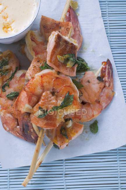Brochettes de saumon et crevettes — Photo de stock