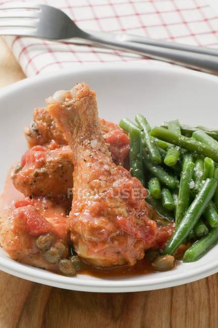 Pollo arrosto con salsa di pomodoro — Foto stock
