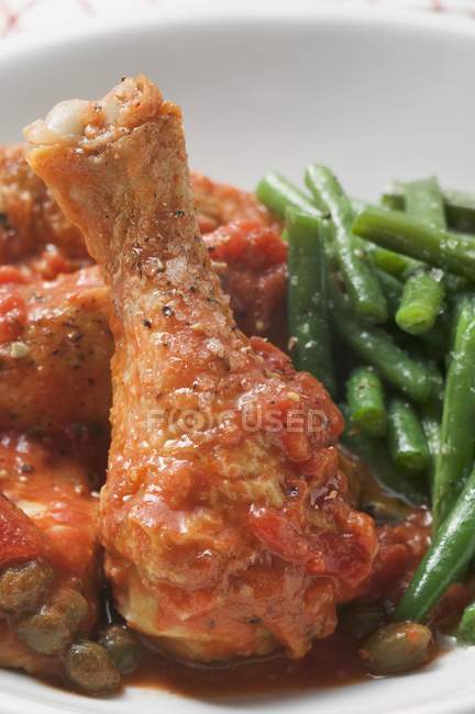 Pollo arrosto con salsa di pomodoro — Foto stock