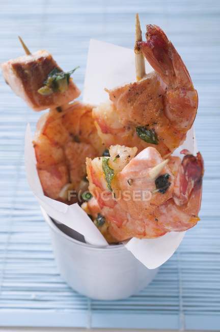 Salmon and prawn skewers — Stock Photo