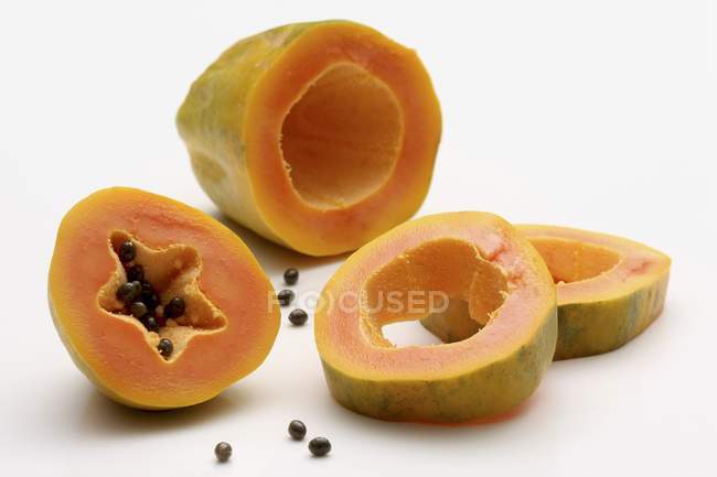 Papaya fresca en rodajas - foto de stock