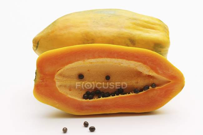 Papaya fresca cortada a la mitad - foto de stock