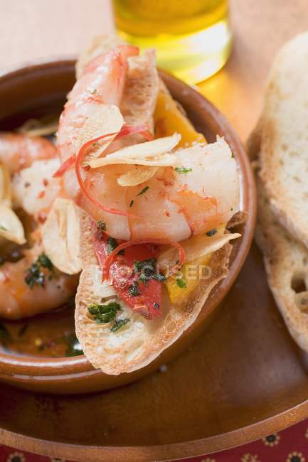 Crevettes à l'ail sur crostini — Photo de stock
