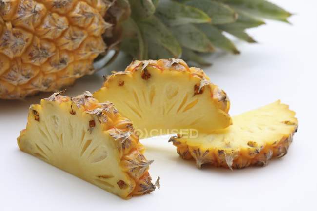 Спелый нарезанный ананас — стоковое фото