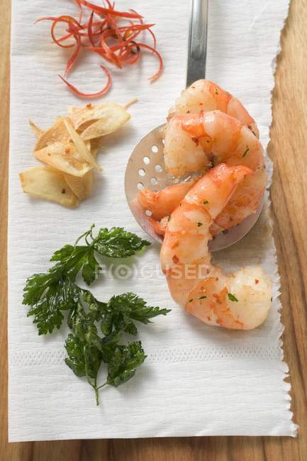 Gamberi aglio su cucchiaio scanalato — Foto stock