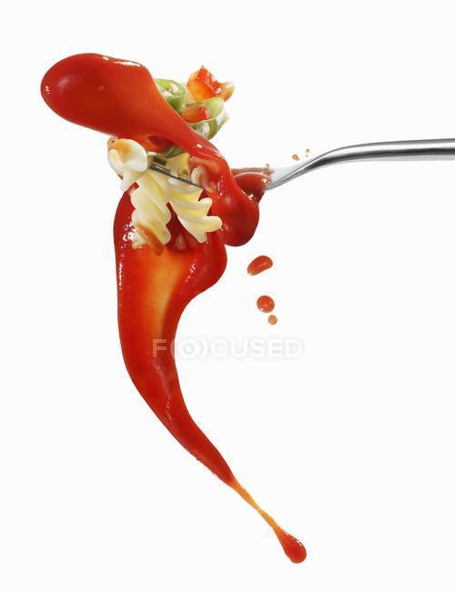 Nudeln mit Fusilli und Tomatensauce — Stockfoto