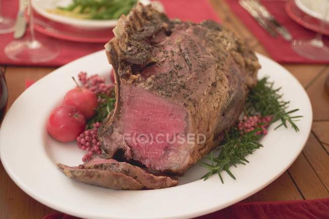 Costilla de carne asada en Navidad - foto de stock