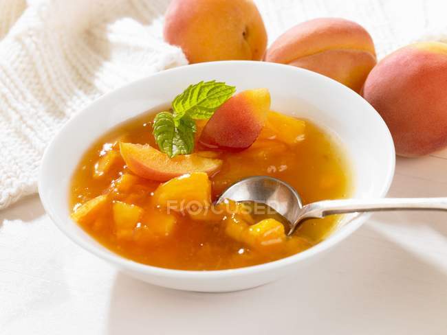 Aprikosenkompott auf Teller — Stockfoto