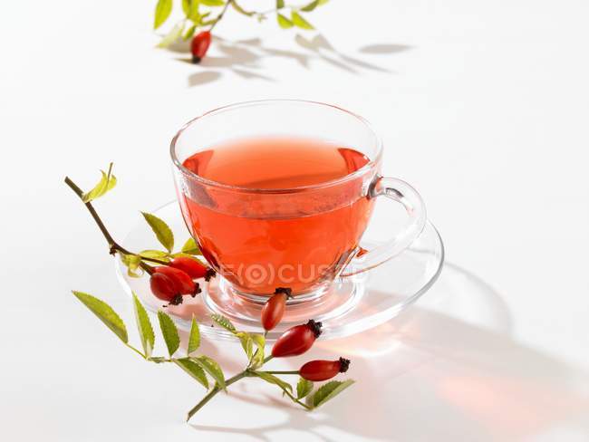 Chá de rosa mosqueta em uma xícara — Fotografia de Stock