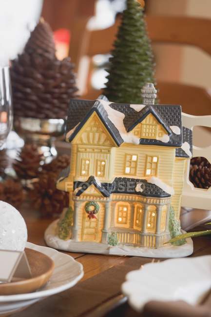 Weihnachten dekorativ beleuchtetes Haus — Stockfoto